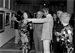 Ragusa 1978 - Durante una mostra nel Palazzo municipale di Ragusa, Coladonato con il Prefetto Franco Monaco