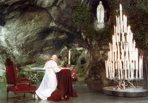 Il Papa Giovanni Paolo davanti alla grotta di Lourdes